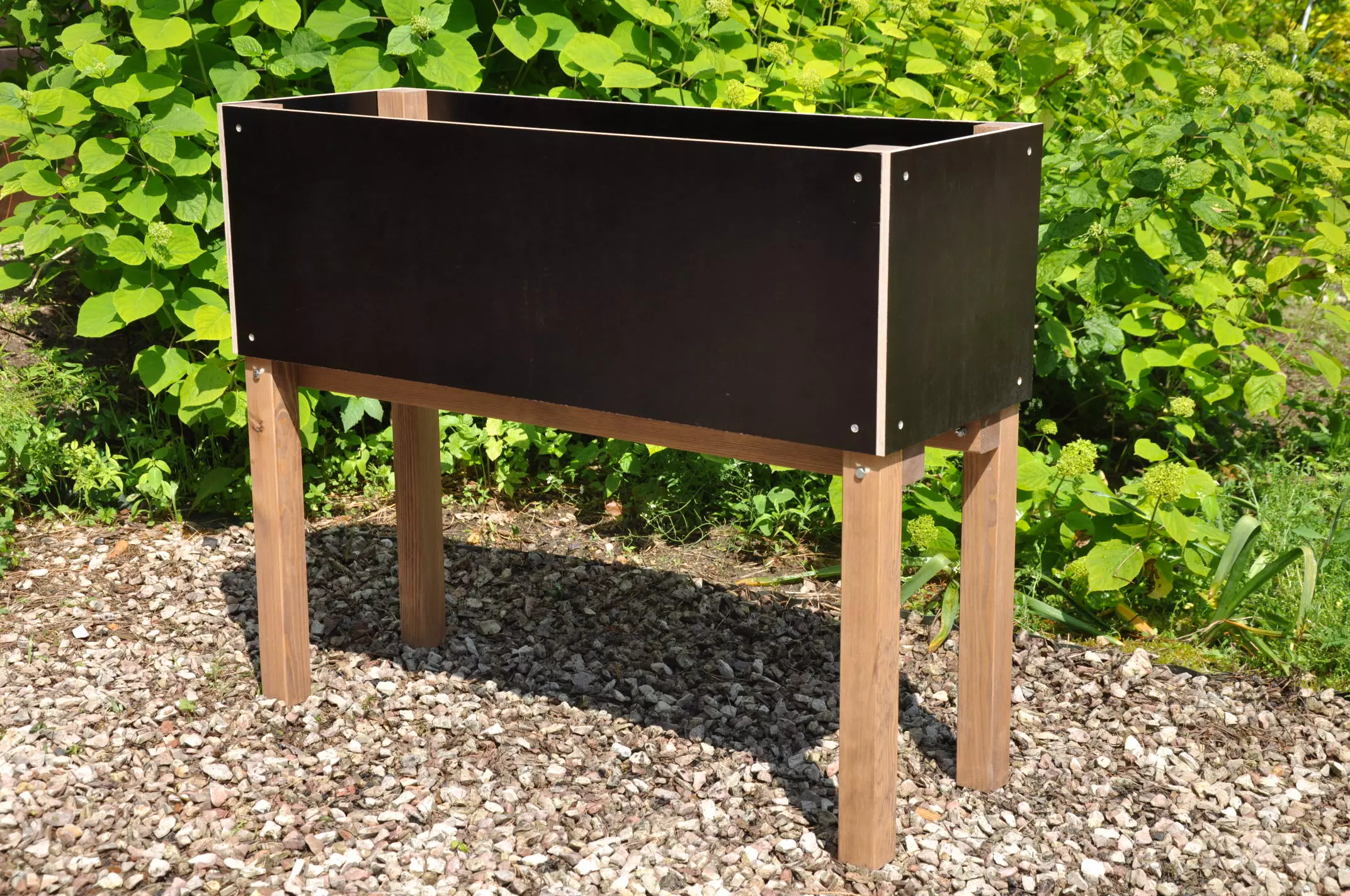 Raised Planter on Legs Black - Urban Garden Deep Root Planter Trough, slim black model 90x32 cm in a natural garden setting; premium 30 cm deep wooden planter for optimal root growth